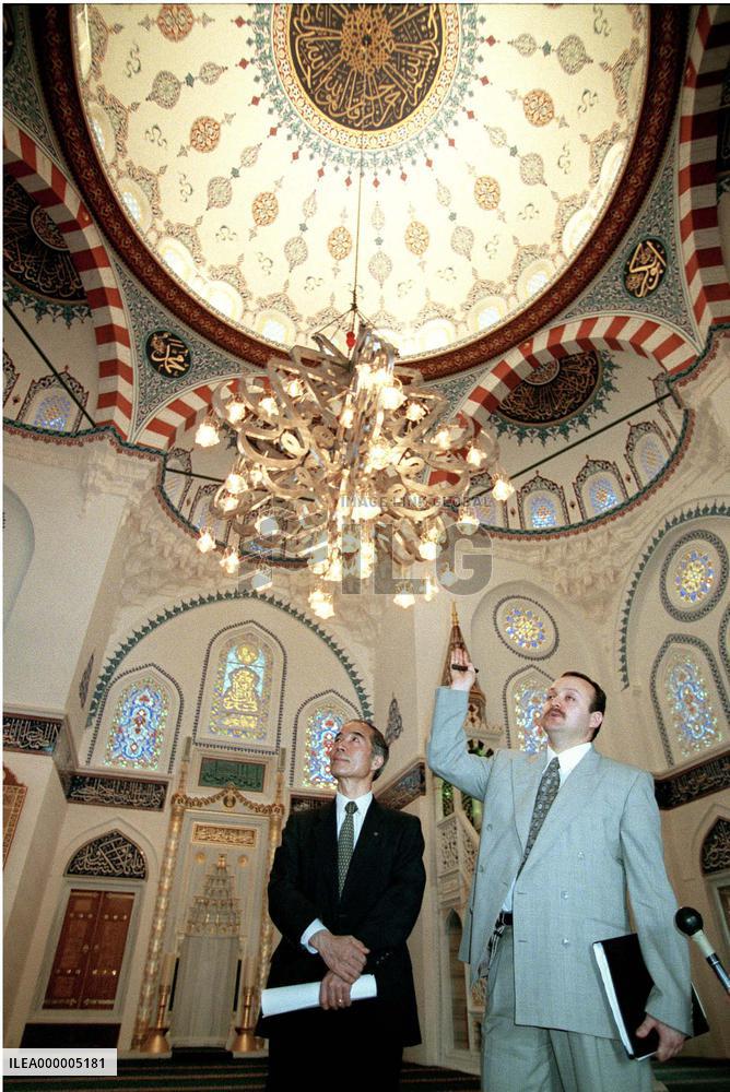 Media shown new mosque, Japan's largest