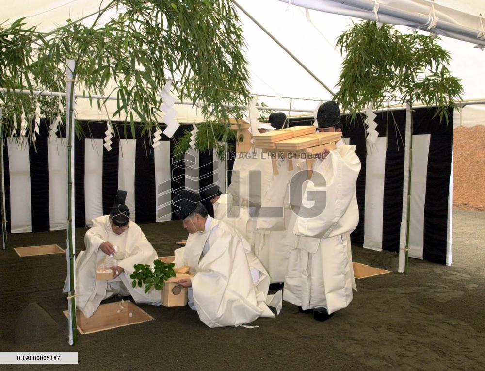 Priests prepare ground for empress dowager's mausoleum
