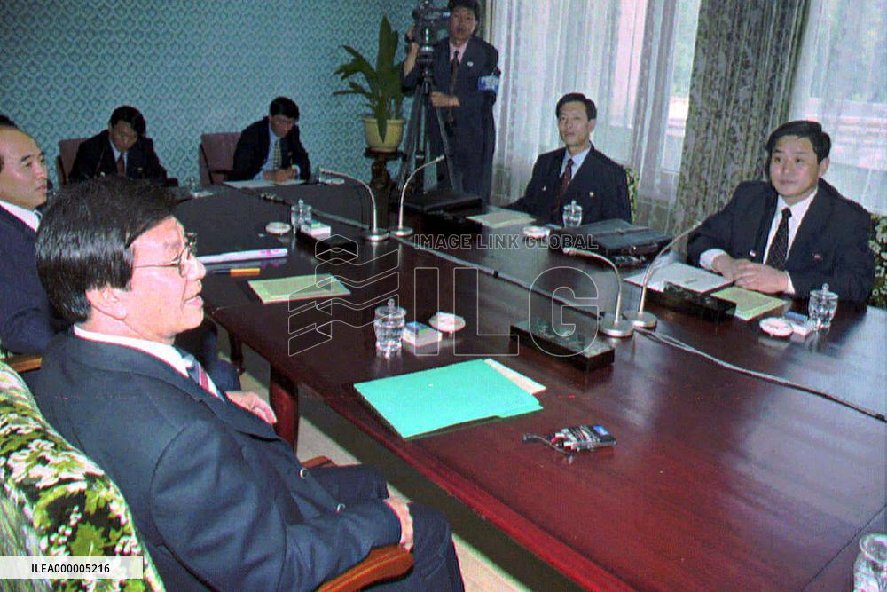 Korean Red Cross teams discuss reuniting families