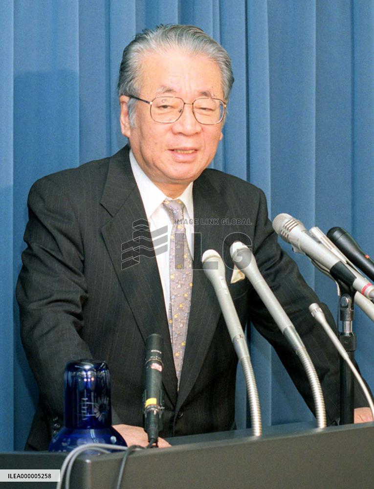 Sakaiya to stay on as EPA chief