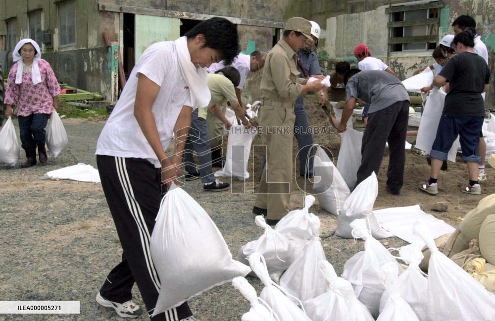 Islanders begin repairs on quake-damaged Kozushima