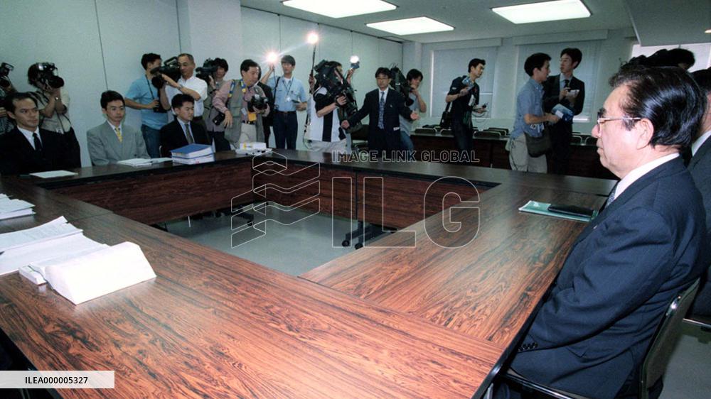 Health ministry holds hearing over Snow Brand poisoning