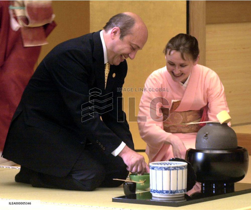 Russian Foreign Minister learns how to make tea