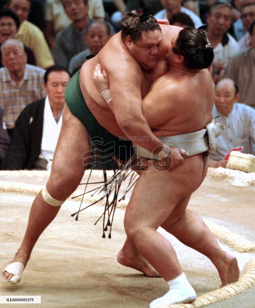 Akebono preserves lead in Nagoya Basho