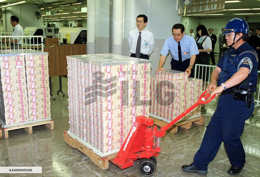Bank of Japan begins circulating 2,000-yen notes