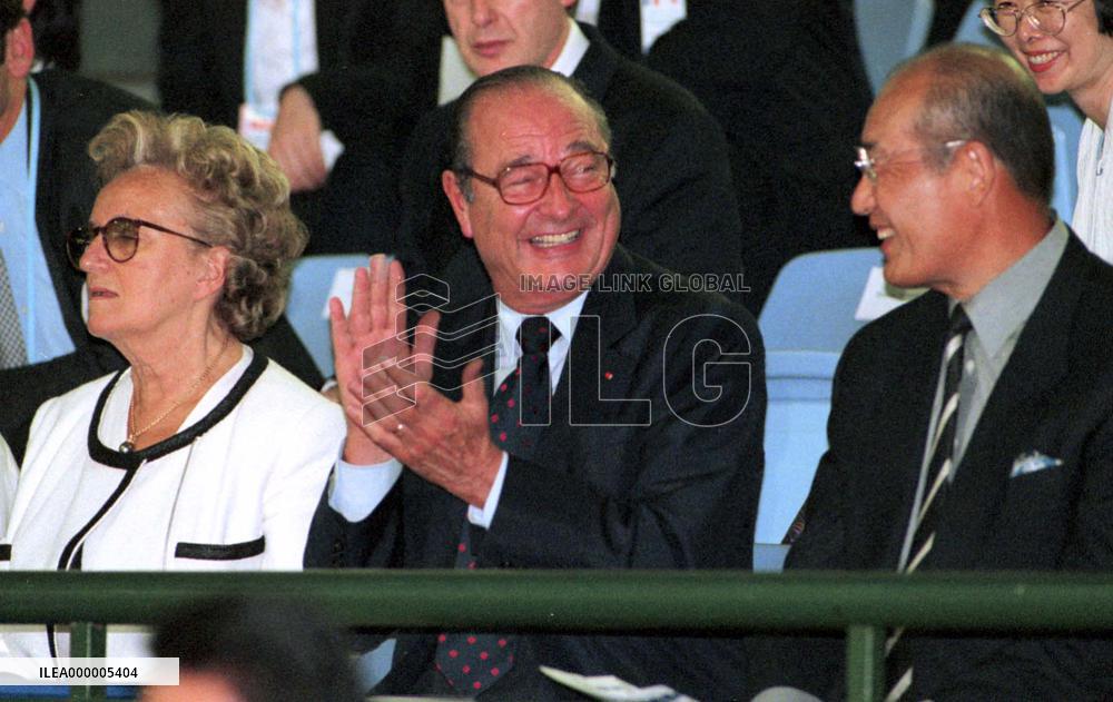 Chirac watches grand sumo tournament in Nagoya