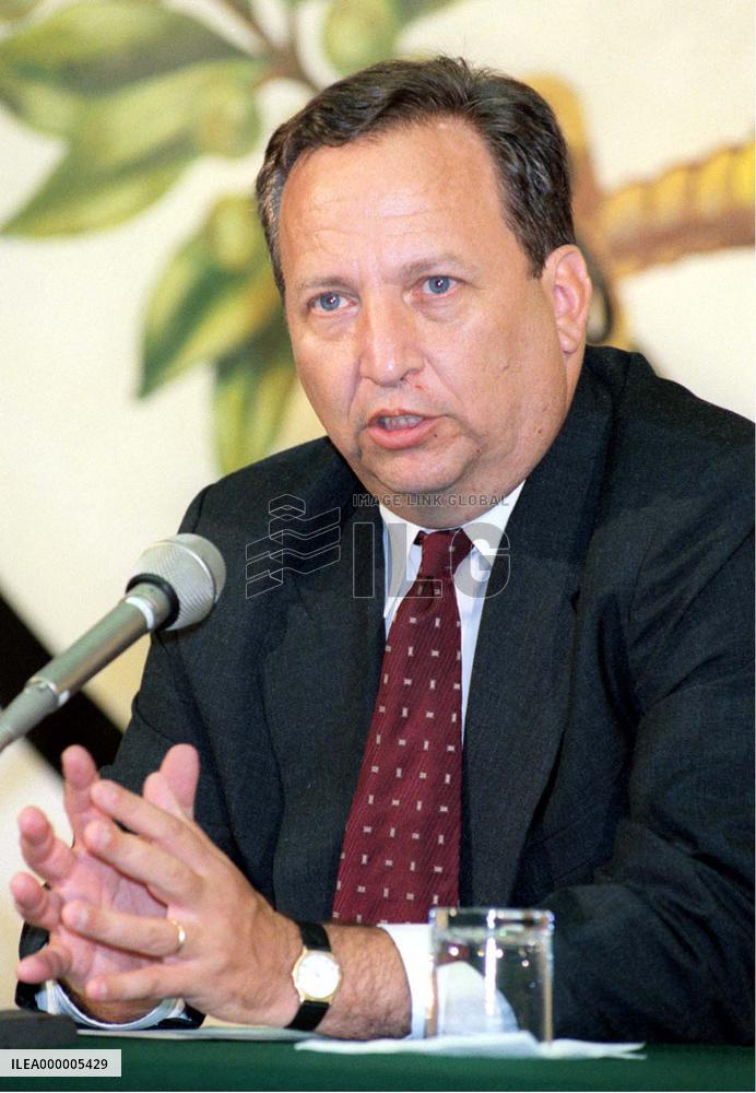 Summers meets the press in Tokyo