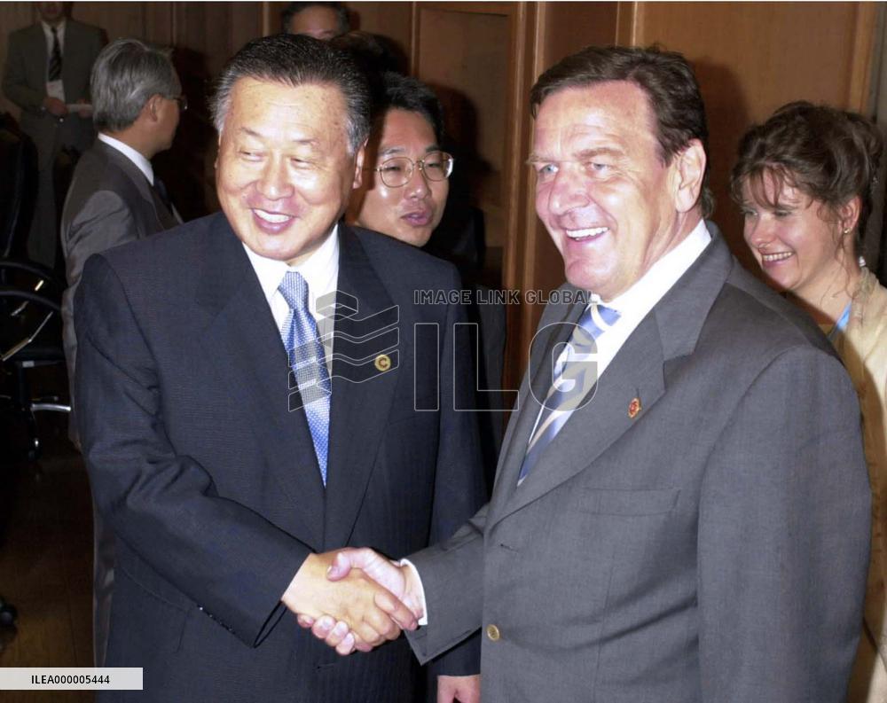 Mori, Schroeder shake hands in Okinawa