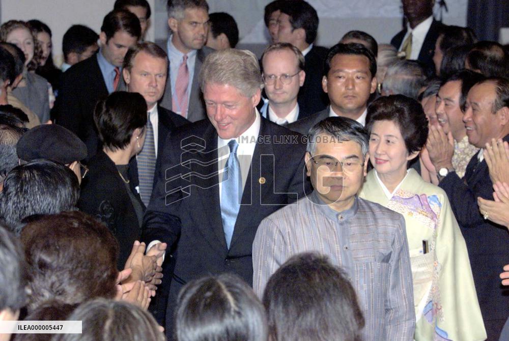 Clinton enters reception hall