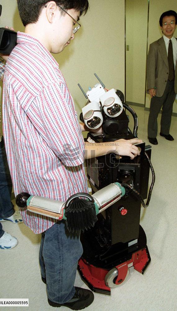 Kyoto institute develops robot that moves neck, arms freely