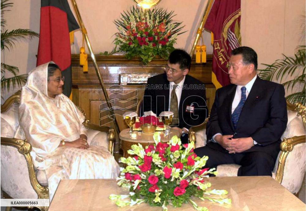 PM Mori meets Bangladeshi PM Hasina