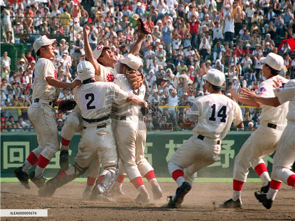 Chiben Wakayama celebrates high school baseball championship