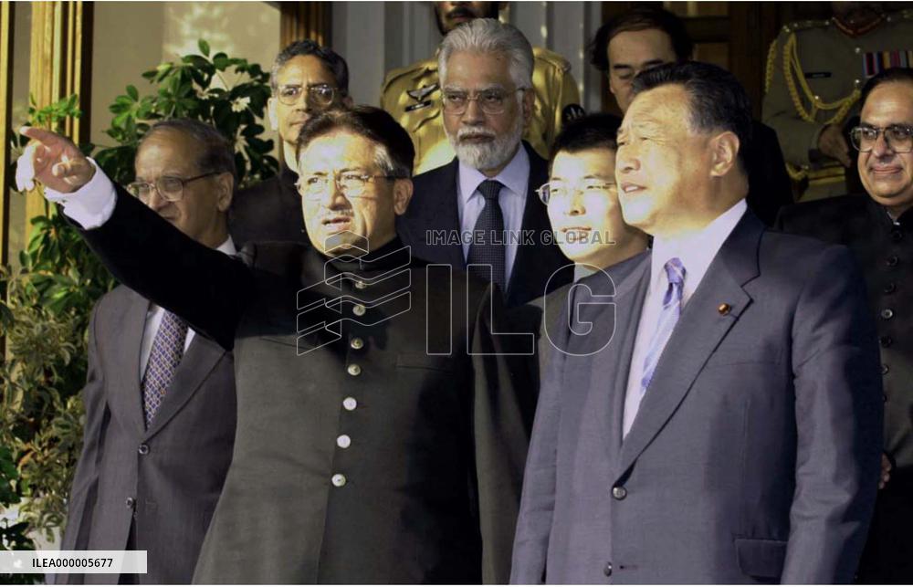 Mori chats with Musharraf in Islamabad