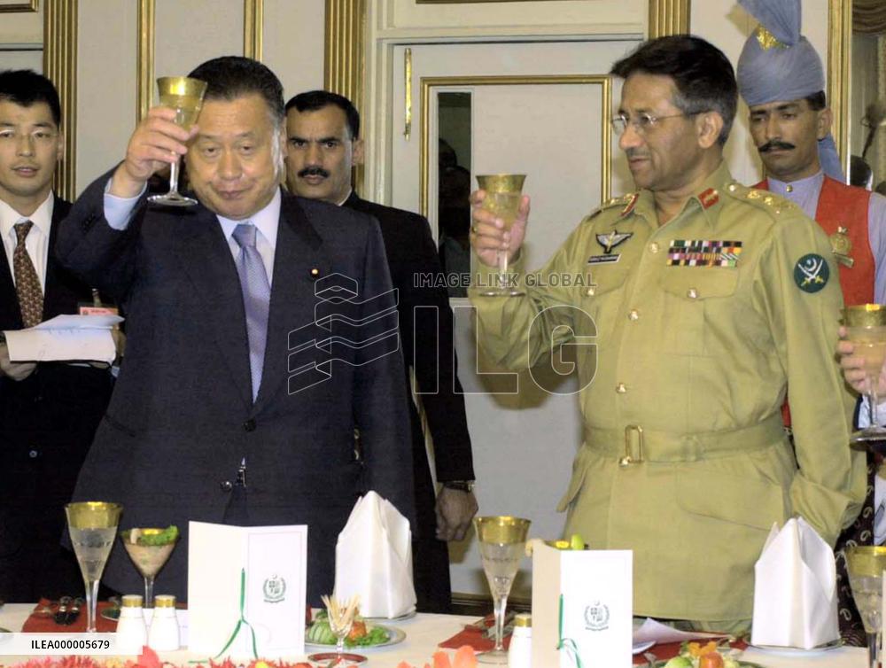 Mori, Musharraf toast at luncheon