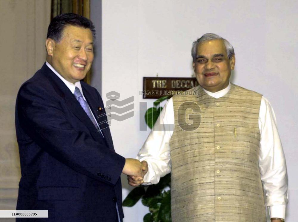 Mori shakes hands with Vajpayee before Japan-India summit