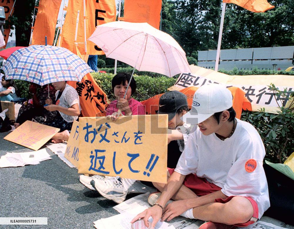 14 children of detained visa overstayers hold protest