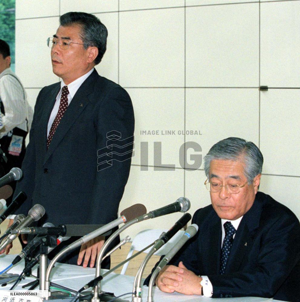 MMC head to quit after DaimlerChrysler equity purchase