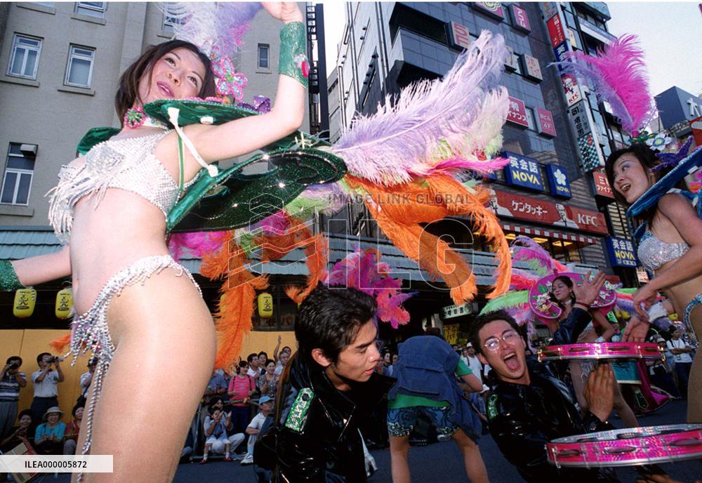 Hundreds of thousands pack Tokyo streets for samba festival+