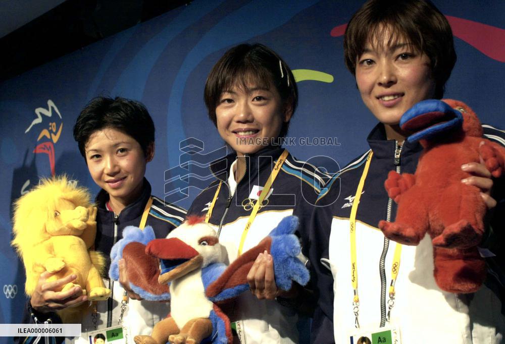 Japanese marathon trio meets press, Olympic mascots
