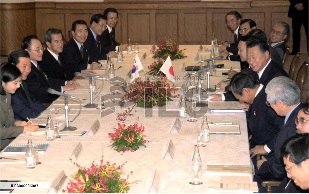 Mori, Kim hold summit talks in Atami