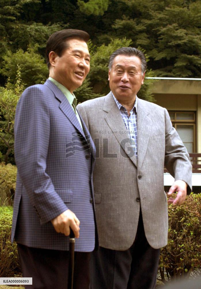 Mori, Kim take walk through plum orchard in Atami