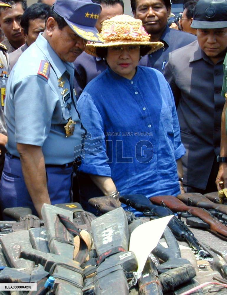 W. Timor militias begin handing over weapons to Indonesia