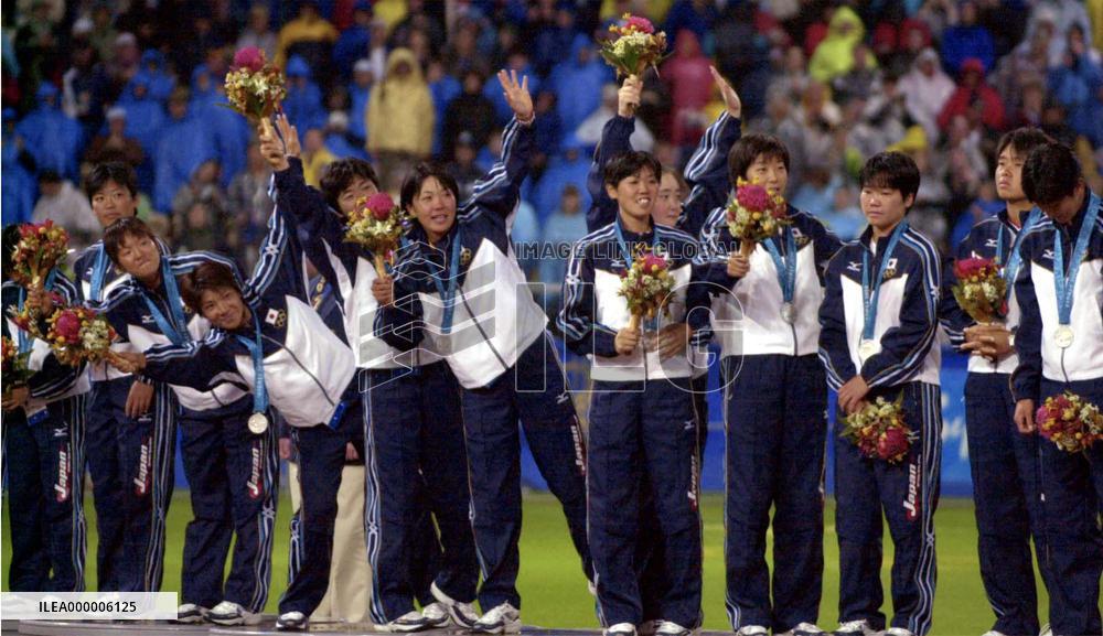 Softball team waves to fans after silver medal
