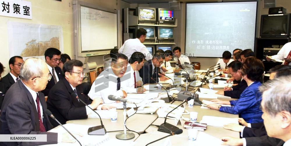 (6)Strong quake rocks western Japan