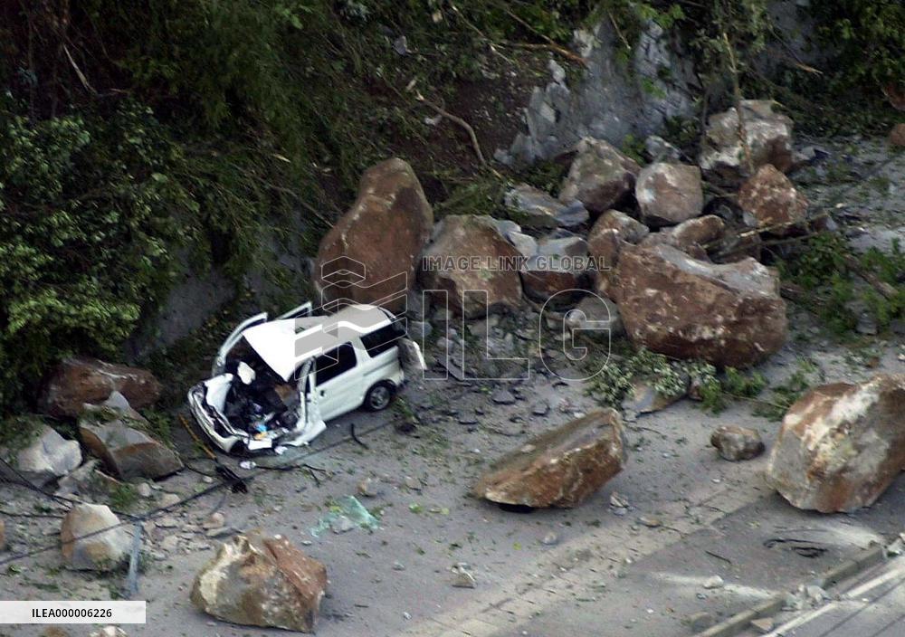 (7)Strong quake rocks western Japan