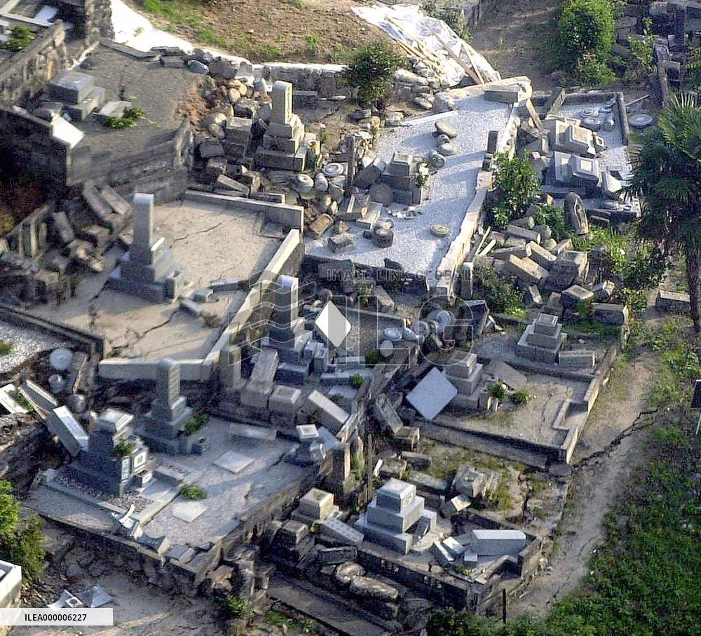 (8)Strong quake rocks western Japan