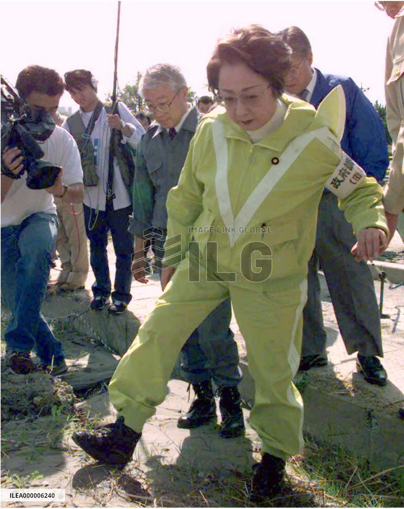 National Land Agency chief Ogi inspects quake-hit areas