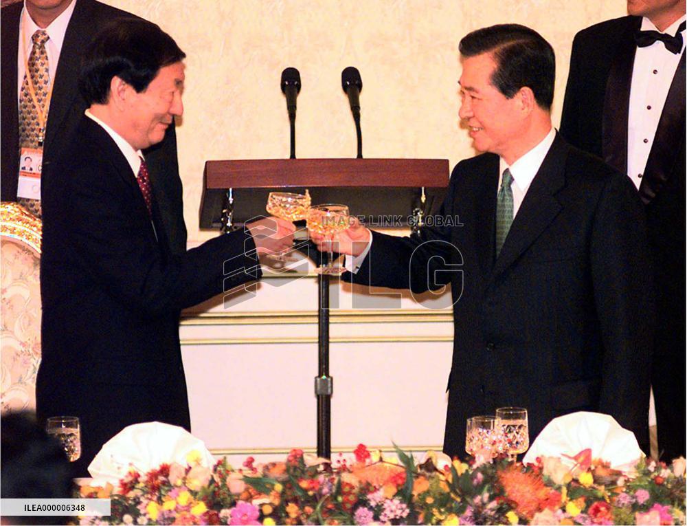 Zhu attends welcome dinner in Seoul