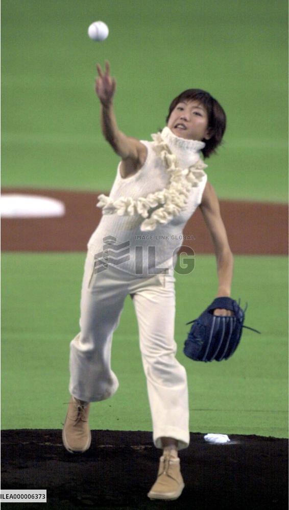 Takahashi throws the first pitch in Japan Series