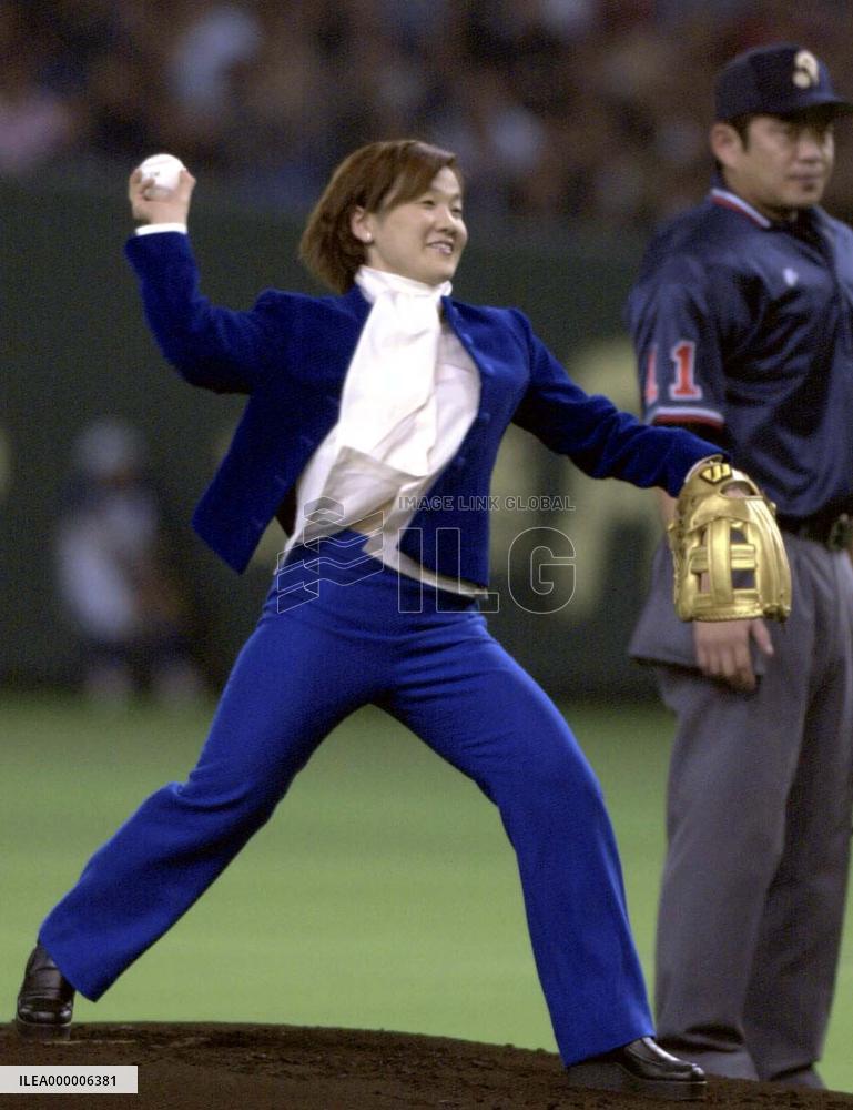 Tamura throws first pitch in Game 2 of Japan Series