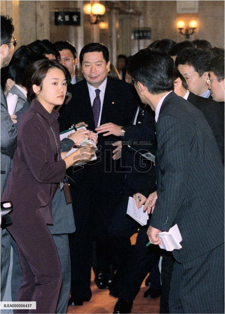 Top gov't spokesman Nakagawa resigns over scandal
