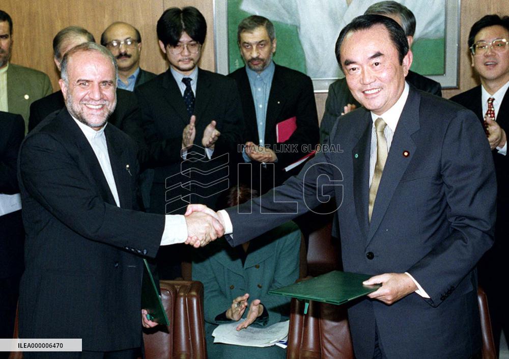 Iran agrees to give Japanese firms 1st shot at oil field