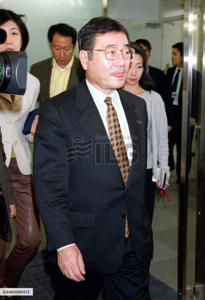 LDP's Kato reiterates plan to skip Diet sessions