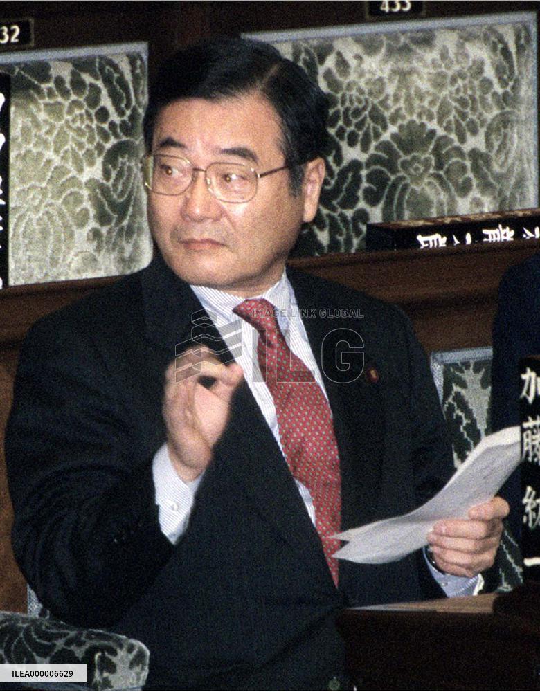 Kato to vote for no-confidence motion against Mori
