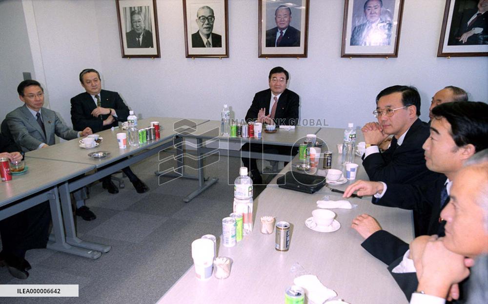 LDP Kato's faction members discuss no-confidence motion