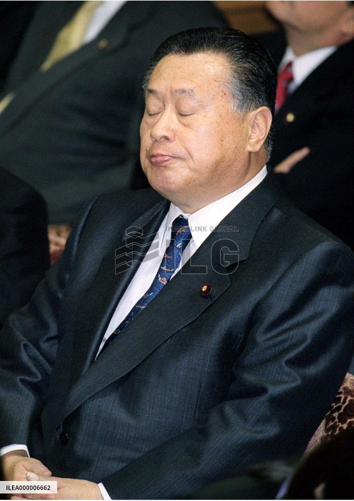 Mori waits for no-confidence motion