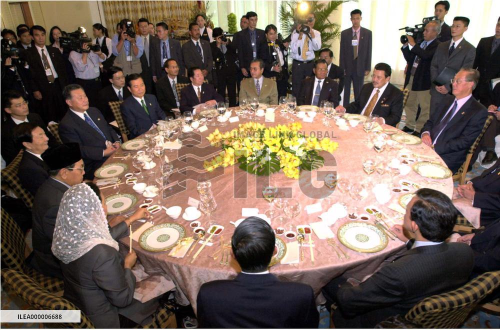 Leaders of ASEAN, Japan, China, S. Korea join luncheon meet