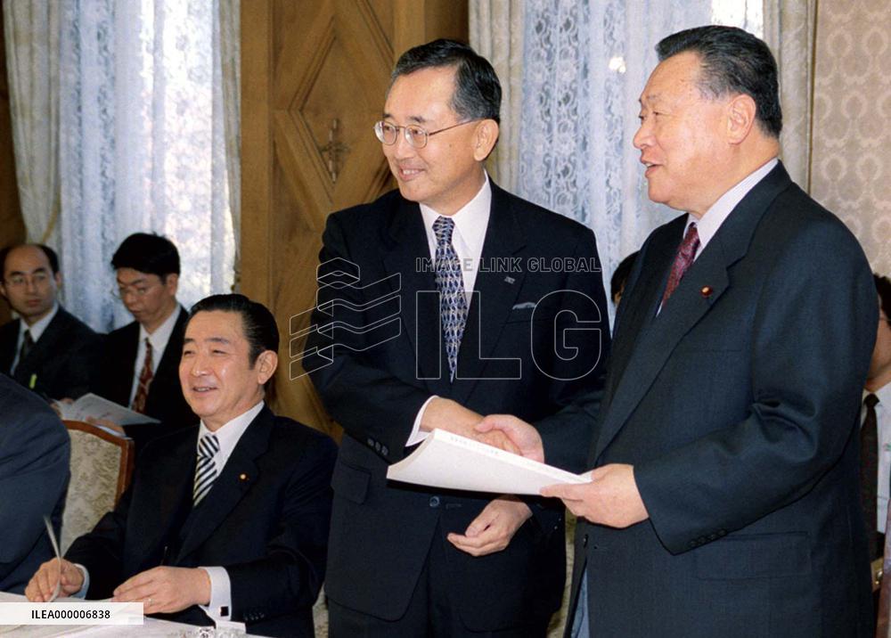 Panel proposes further deregulation