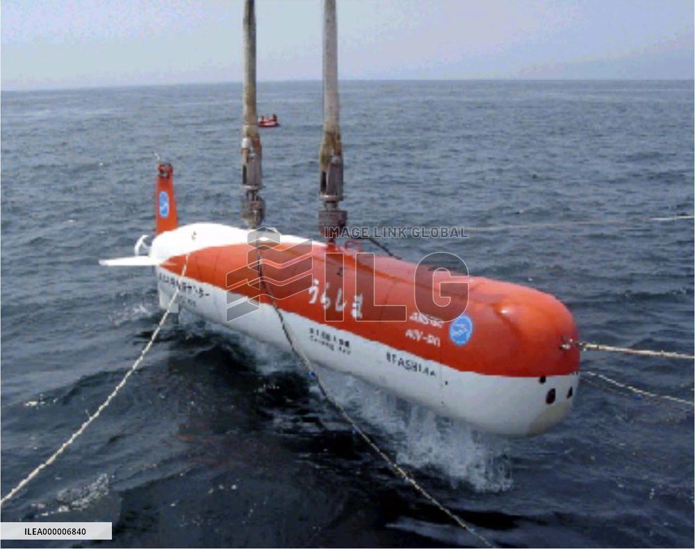 Self-guiding submarine dives to record 1,753 meters