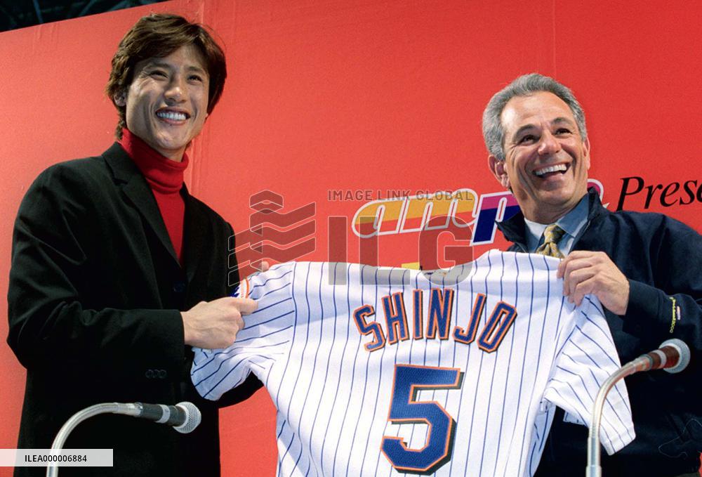 Shinjo meets Met manager Valentine, receives jersey