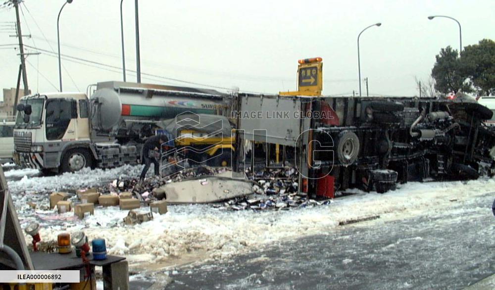 1 dead, 2 injured in Nara road accident inferno