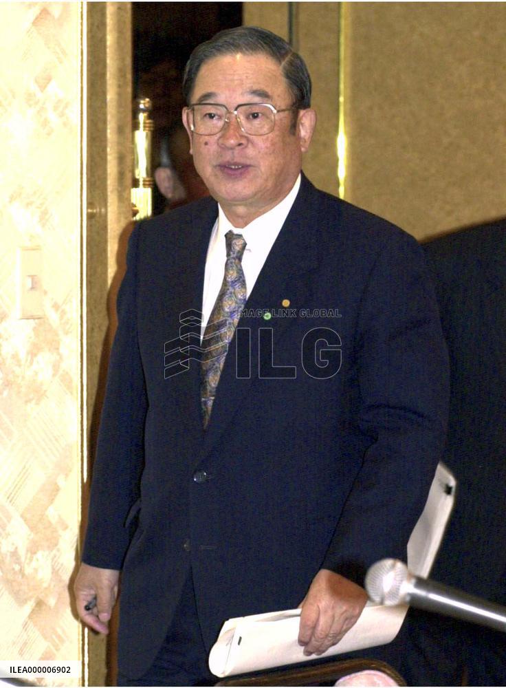 Toyota Motor aims to top 6 mil. in group sales for 2001
