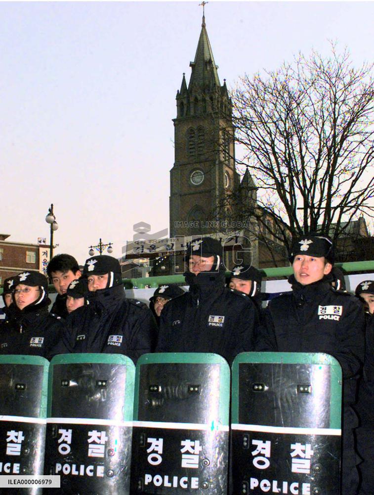 Korea riot police guard against striking bank workers