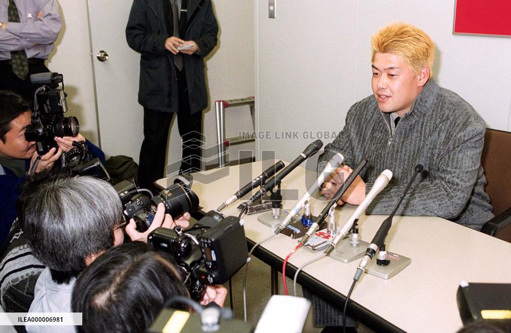 PL home run king Nakamura gets 300 million yen