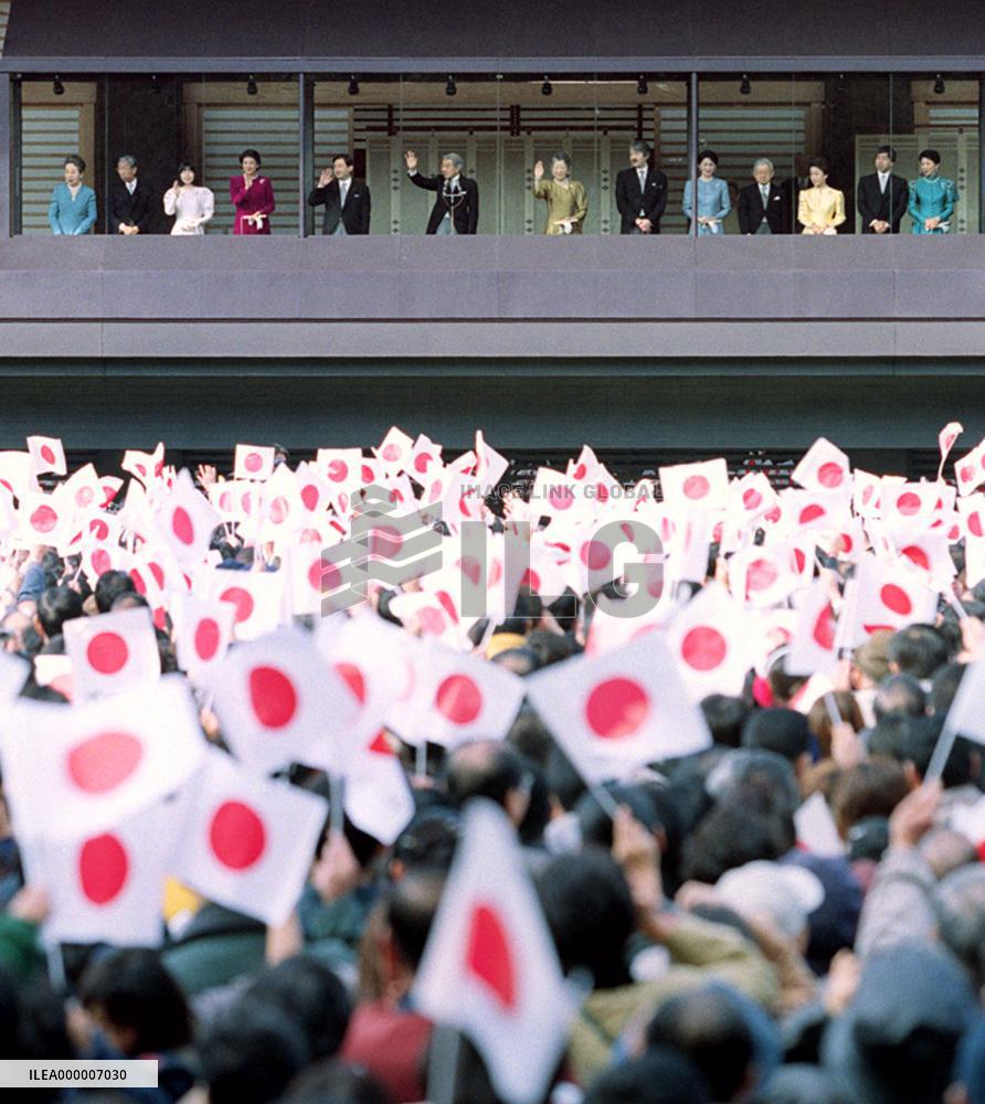 Over 70,000 well-wishers greet imperial family