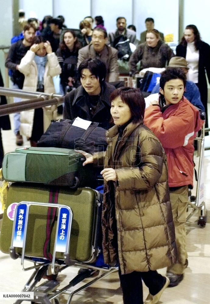Returning New Year's travelers swamp Narita, Kansai airports